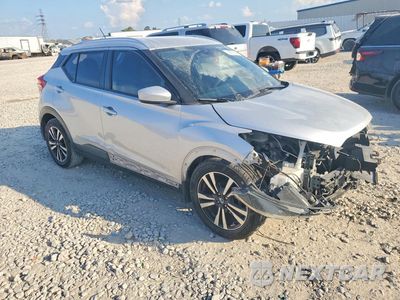 Czwarte zdjęcie samochodu z boku: 2020 NISSAN KICKS SV VIN:3N1CP5CV2LL506310 - miniatura