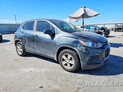 Czwarte zdjęcie samochodu z boku: 2020 CHEVROLET TRAX LS VIN:3GNCJKSBXLL264510 - miniatura