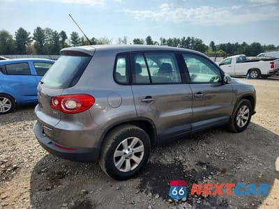 Trzecie zdjęcie samochodu z tyłu: 2010 VOLKSWAGEN TIGUAN S VIN:WVGAV7AX6AW511832 - miniatura
