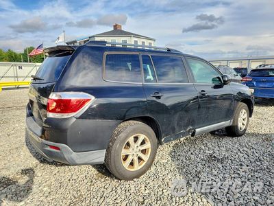 Trzecie zdjęcie samochodu z tyłu: 2011 TOYOTA HIGHLANDER SE VIN:5TDBK3EH7BS072820 - miniatura
