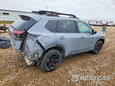 Trzecie zdjęcie samochodu z tyłu: 2025 NISSAN ROGUE ROCK CREEK VIN:5N1BT3BB2SC786249 - miniatura
