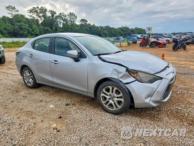 Czwarte zdjęcie samochodu z boku: 2018 TOYOTA YARIS IA BASE VIN:3MYDLBYV0JY333327 - miniatura