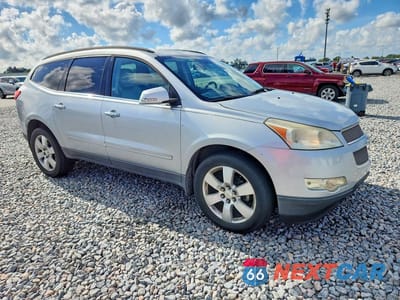 Czwarte zdjęcie samochodu z boku: 2012 CHEVROLET TRAVERSE LTZ VIN:1GNKVLEDXCJ117310 - miniatura