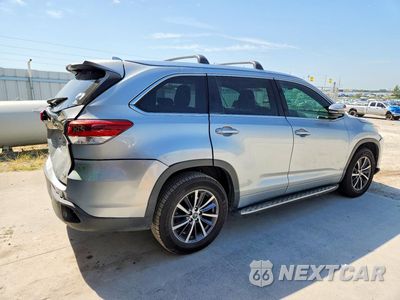 Trzecie zdjęcie samochodu z tyłu: 2018 TOYOTA HIGHLANDER XLE VIN:5TDKZRFH2JS271446 - miniatura