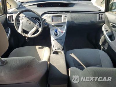 Zdjęcie 8 z 12 samochodu: 2014 TOYOTA PRIUS TWO VIN:JTDKN3DU1E1780410 - miniatura