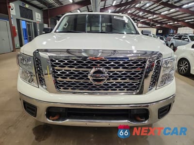 Piąte zdjęcie samochodu w środku: 2018 NISSAN TITAN SV VIN:1N6AA1E59JN534689 - miniatura