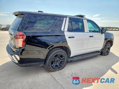 Trzecie zdjęcie samochodu z tyłu: 2022 CHEVROLET TAHOE C1500 VIN:1GNSCLED7NR296996 - miniatura