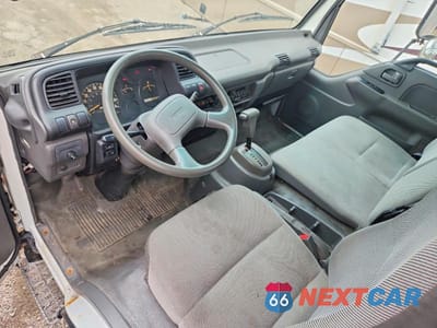Zdjęcie 8 z 12 samochodu: 2004 ISUZU NPR HD BOX TRUCK VIN:4KLB4B1U64J802658 - miniatura