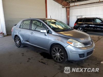 Czwarte zdjęcie samochodu z boku: 2010 NISSAN VERSA 1.8 S VIN:3N1BC1AP1AL392480 - miniatura
