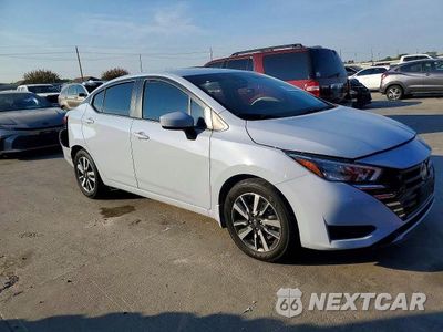 Czwarte zdjęcie samochodu z boku: 2025 NISSAN VERSA SV VIN:3N1CN8EV5SL878419 - miniatura