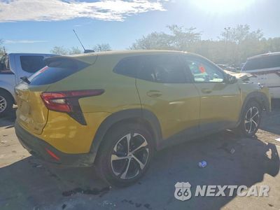 Trzecie zdjęcie samochodu z tyłu: 2024 CHEVROLET TRAX 1RS VIN:KL77LGE28RC123529 - miniatura