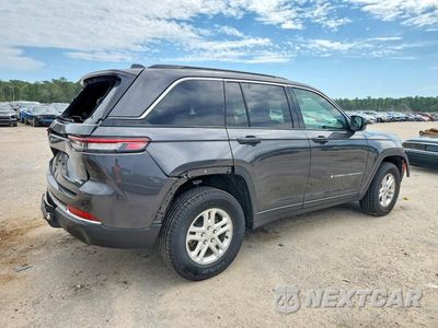 Trzecie zdjęcie samochodu z tyłu: 2025 JEEP GRAND CHEROKEE LAREDO VIN:1C4RJGAG4SC315796 - miniatura
