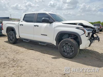 Czwarte zdjęcie samochodu z boku: 2024 TOYOTA TUNDRA SR5 VIN:5TFLA5DB1RX190026 - miniatura