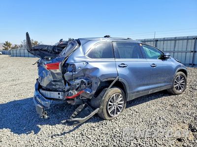 Trzecie zdjęcie samochodu z tyłu: 2019 TOYOTA HIGHLANDER XLE VIN:5TDJZRFHXKS704198 - miniatura