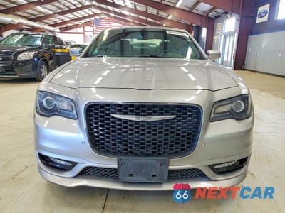 Piąte zdjęcie samochodu w środku: 2018 CHRYSLER 300 S VIN:2C3CCABG1JH266794 - miniatura