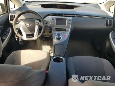 Zdjęcie 8 z 12 samochodu: 2013 TOYOTA PRIUS THREE VIN:JTDKN3DU0D1701582 - miniatura