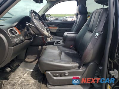 Zdjęcie 7 z 14 samochodu: 2013 CHEVROLET SUBURBAN K1500 LT VIN:1GNSKJE77DR231193 - miniatura