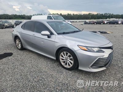 Czwarte zdjęcie samochodu z boku: 2022 TOYOTA CAMRY LE VIN:4T1C11AK4NU638179 - miniatura