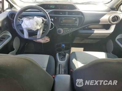 Zdjęcie 8 z 12 samochodu: 2013 TOYOTA PRIUS C TWO VIN:JTDKDTB39D1538914 - miniatura
