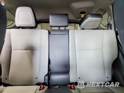 Zdjęcie 10 z 13 samochodu: 2018 TOYOTA RAV4 LIMITED VIN:JTMDFREV1JJ734831 - miniatura
