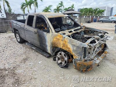 Czwarte zdjęcie samochodu z boku: 2017 CHEVROLET SILVERADO K1500 LT VIN:1GCVKREC7HZ177076 - miniatura
