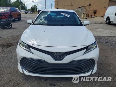 Piąte zdjęcie samochodu w środku: 2018 TOYOTA CAMRY LE VIN:4T1B11HK4JU512478 - miniatura