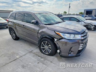 Czwarte zdjęcie samochodu z boku: 2018 TOYOTA HIGHLANDER XLE VIN:5TDJZRFH2JS528200 - miniatura