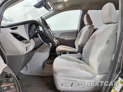 Zdjęcie 7 z 13 samochodu: 2019 TOYOTA SIENNA LE VIN:5TDKZ3DCXKS013097 - miniatura