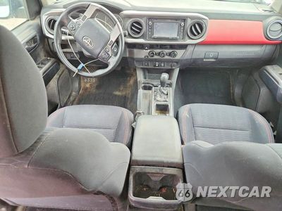 Zdjęcie 8 z 13 samochodu: 2018 TOYOTA TACOMA SR5 V6 VIN:3TMAZ5CN3JM062005 - miniatura