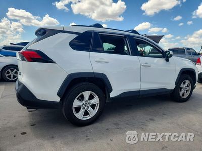 Trzecie zdjęcie samochodu z tyłu: 2019 TOYOTA RAV4 XLE VIN:2T3W1RFV1KW006533 - miniatura