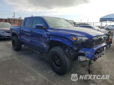 Czwarte zdjęcie samochodu z boku: 2025 TOYOTA TACOMA TRD OFF-ROAD HV VIN:3TYLC5LN9ST016906 - miniatura