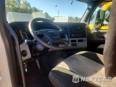 Zdjęcie 8 z 14 samochodu: 2020 FREIGHTLINER CASCADIA 126 SEMI TRUCK VIN:1FUJHHDRXLLLR3568 - miniatura
