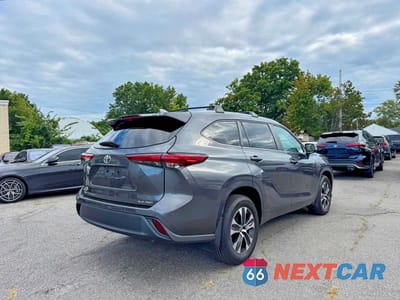 Czwarte zdjęcie samochodu z boku: 2023 TOYOTA HIGHLANDER XLE VIN:5TDKDRBH0PS520310 - miniatura