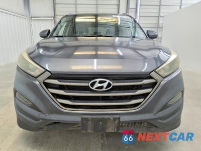Piąte zdjęcie samochodu w środku: 2016 HYUNDAI TUCSON SE VIN:KM8J33A48GU196573 - miniatura