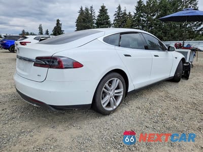 Trzecie zdjęcie samochodu z tyłu: 2015 TESLA MODEL S 60 VIN:5YJSA1S11FF081182 - miniatura