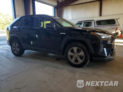 Czwarte zdjęcie samochodu z boku: 2023 TOYOTA RAV4 LE VIN:JTMMWRFV5PD572353 - miniatura