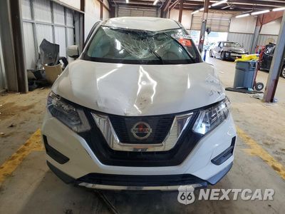 Piąte zdjęcie samochodu w środku: 2017 NISSAN ROGUE S VIN:5N1AT2MT9HC897305 - miniatura