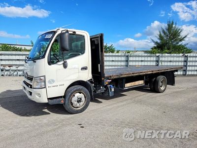2015 HINO 195 - FLAT BED TRUCK JHHSDM2H2FK002575 - główne zdjęcie licytacji z USA - miniatura