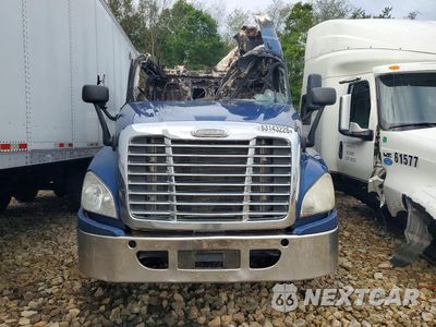 Piąte zdjęcie samochodu w środku: 2014 FREIGHTLINER CASCADIA SEMI TRUCK VIN:1FUJGLD55ELFT9058 - miniatura