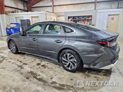 Drugie zdjęcie samochodu z przodu: 2026 HYUNDAI SONATA HYBRID BLUE VIN:KMHL24JJ9TA172821 - miniatura