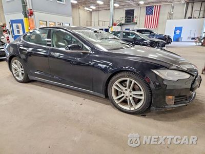 Czwarte zdjęcie samochodu z boku: 2015 TESLA MODEL S VIN:5YJSA1E28FF118670 - miniatura