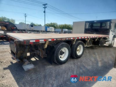 Trzecie zdjęcie samochodu z tyłu: 2017 FREIGHTLINER BUSINESS CLASS M2 FLATBED TRUCK VIN:1FVHCYCY2HHHV8162 - miniatura