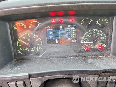 Zdjęcie 9 z 14 samochodu: 2023 VOLVO VNL SEMI TRUCK VIN:4V4NC9EHXPN319715 - miniatura