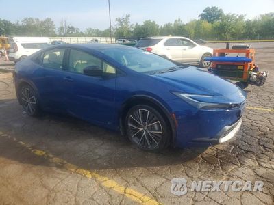 Czwarte zdjęcie samochodu z boku: 2024 TOYOTA PRIUS XLE VIN:JTDADABU7R3009496 - miniatura