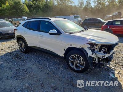 Czwarte zdjęcie samochodu z boku: 2025 CHEVROLET TRAX 1LT VIN:KL77LHEP2SC233791 - miniatura