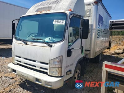 2011 ISUZU NPR DELIVERY TRUCK JALB4W170B7401049 - główne zdjęcie licytacji z USA - miniatura