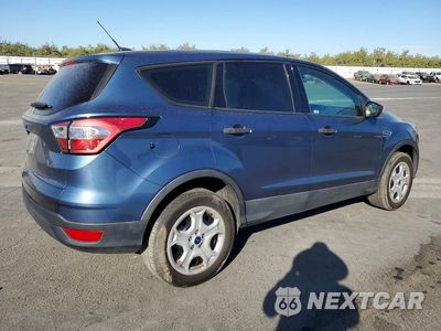 Trzecie zdjęcie samochodu z tyłu: 2018 FORD ESCAPE S VIN:1FMCU0F78JUB86852 - miniatura