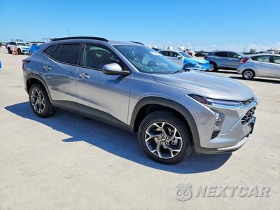 Czwarte zdjęcie samochodu z boku: 2025 CHEVROLET TRAX 1LT VIN:KL77LHEP3SC056040 - miniatura