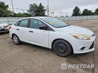 Czwarte zdjęcie samochodu z boku: 2014 FORD FOCUS S VIN:1FADP3E20EL194131 - miniatura