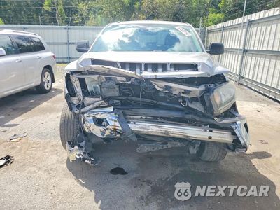 Piąte zdjęcie samochodu w środku: 2018 TOYOTA TUNDRA CREWMAX SR5 VIN:5TFEY5F13JX240194 - miniatura